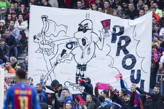 Barcelona-Fans protestierten im Pokalspiel gegen Atlético gegen den Schiedsrichter.