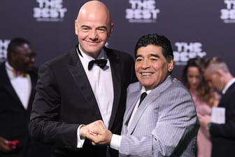 FIFA-Präsident Gianni Infantino (li.) mit Diego Maradona bei einer Gala des Weltverbandes.