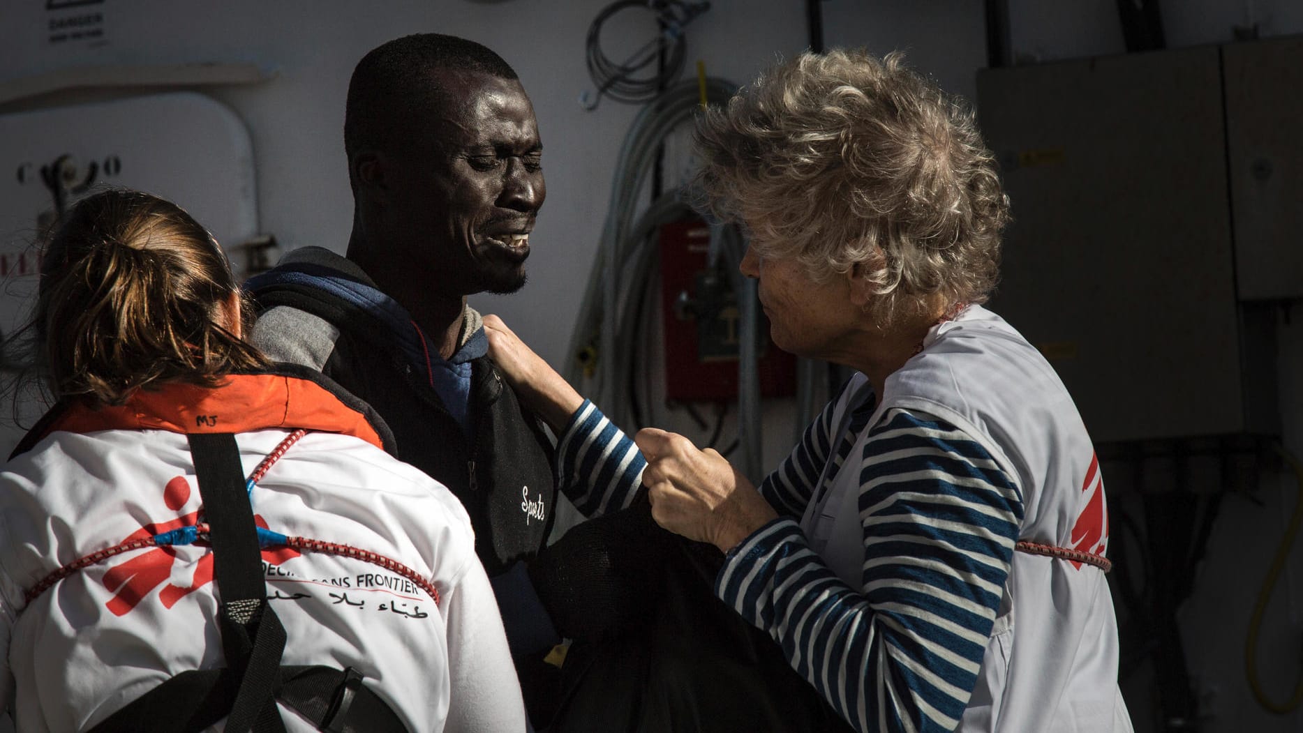 Helfer an Bord der MV Aquarius kümmern sich um einen aus Seenot geretteten Flüchtling nördlich der libyschen Küste. Helfer an Bord der MV Aquarius kümmern sich um einen aus Seenot geretteten Flüchtling nördlich der libyschen Küste.