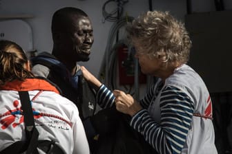 Helfer an Bord der MV Aquarius kümmern sich um einen aus Seenot geretteten Flüchtling nördlich der libyschen Küste.