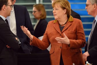 Bundeskanzlerin Merkel, Justizminister Maas und Innenminister de Maiziere nehmen an einem Treffen mit den Regierungschefs der Länder teil.