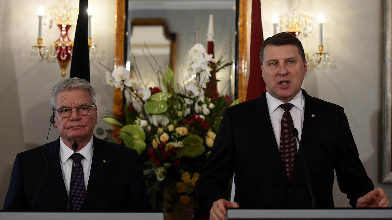 Bundespräsident Joachim Gauck (l.) und der Präsident von Lettland, Raimonds Vejonis.