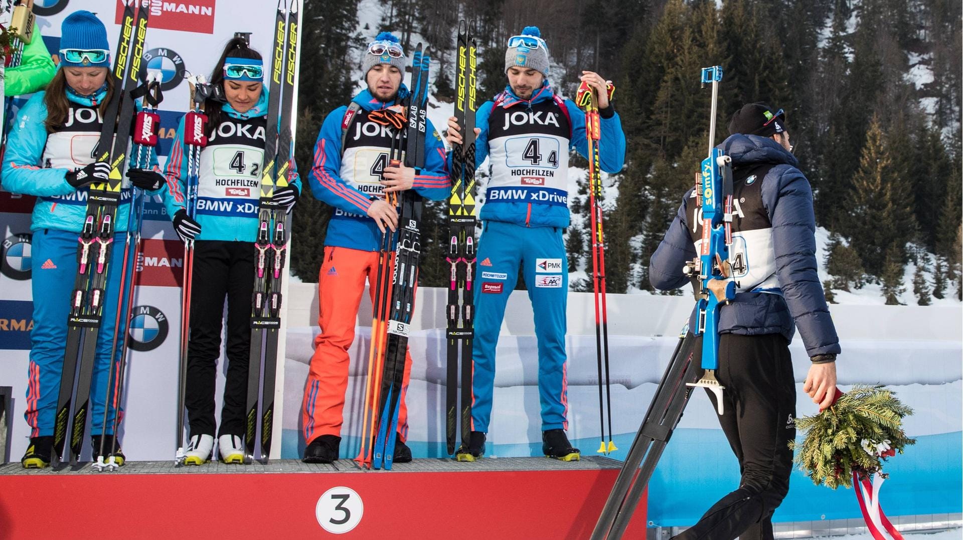 Der Franzose Martin Fourcade (re.) lässt die Russen bei der Siegerehrung stehen.