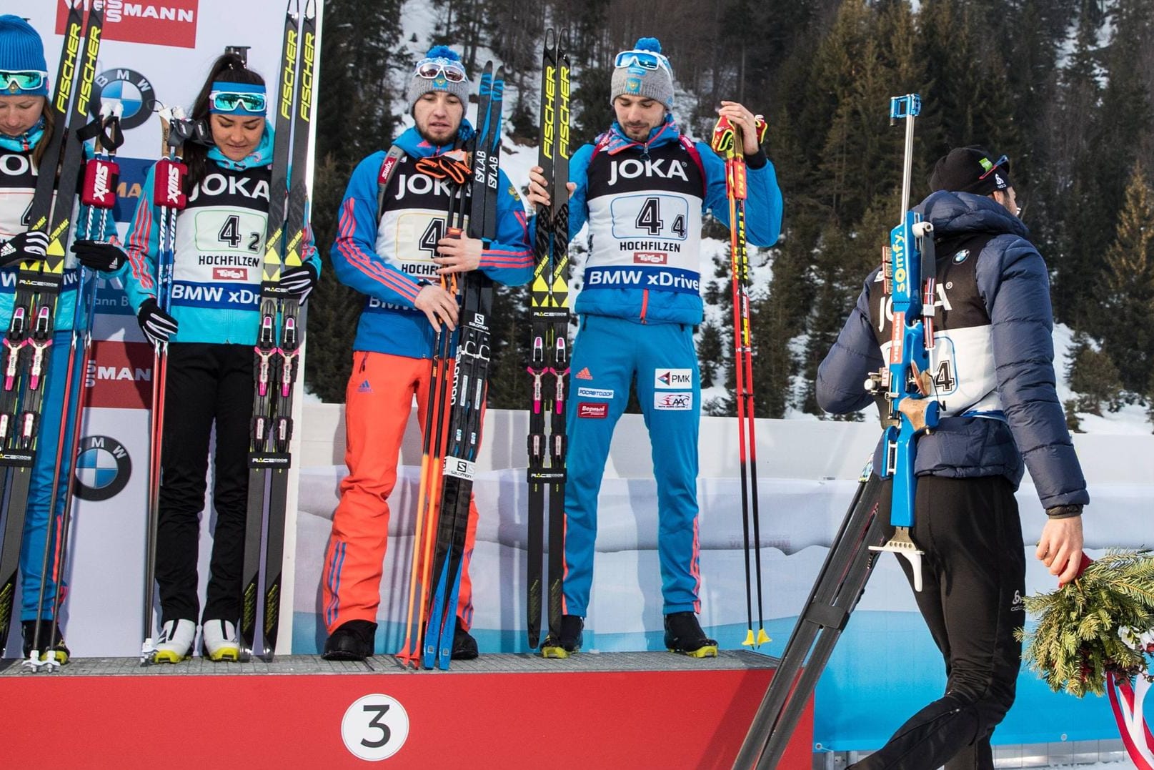 Der Franzose Martin Fourcade (re.) lässt die Russen bei der Siegerehrung stehen.