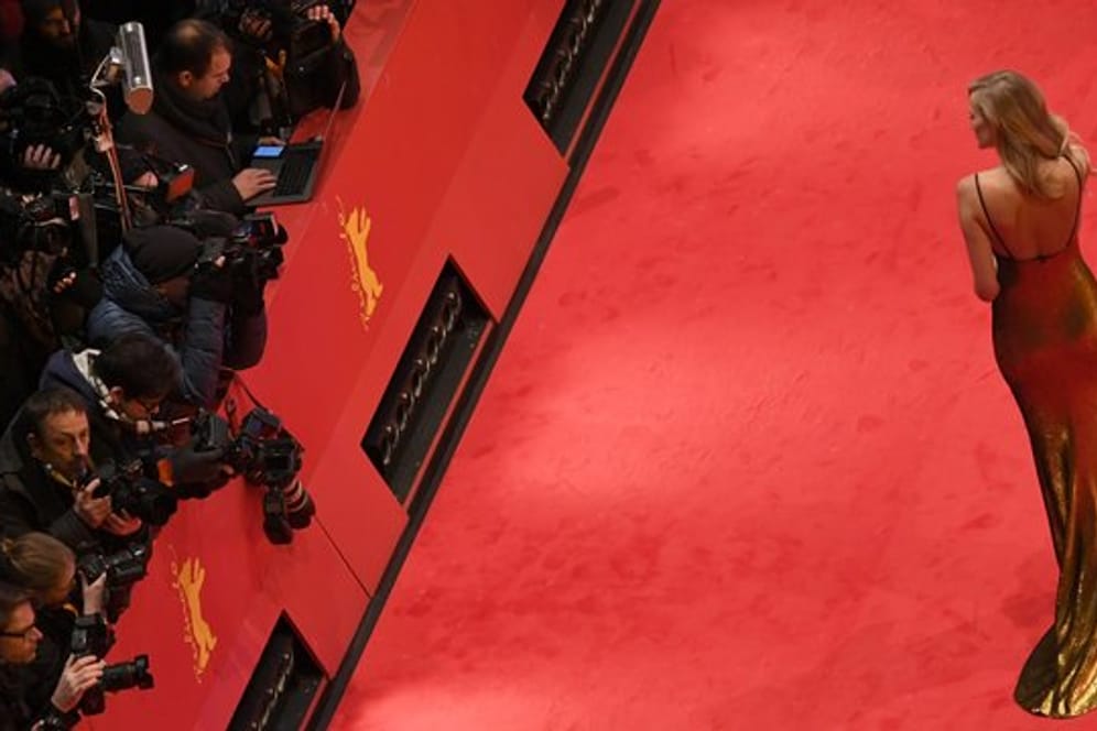 Glänzendes Gold: Toni Garrn auf dem roten Teppich.