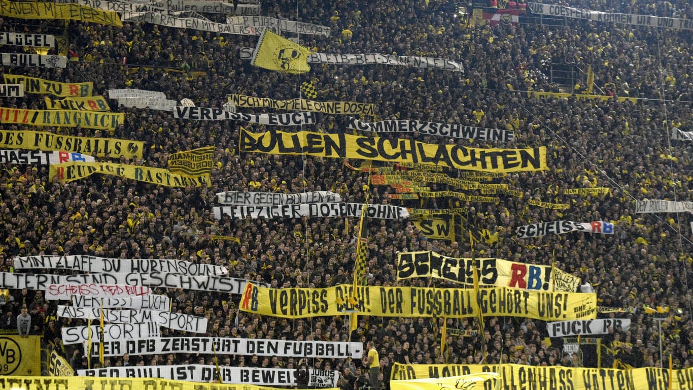 Dortmunder Fans zeigen auf der Südtribüne unzählige beleidigende Spruchbänder gegen RB Leipzig.