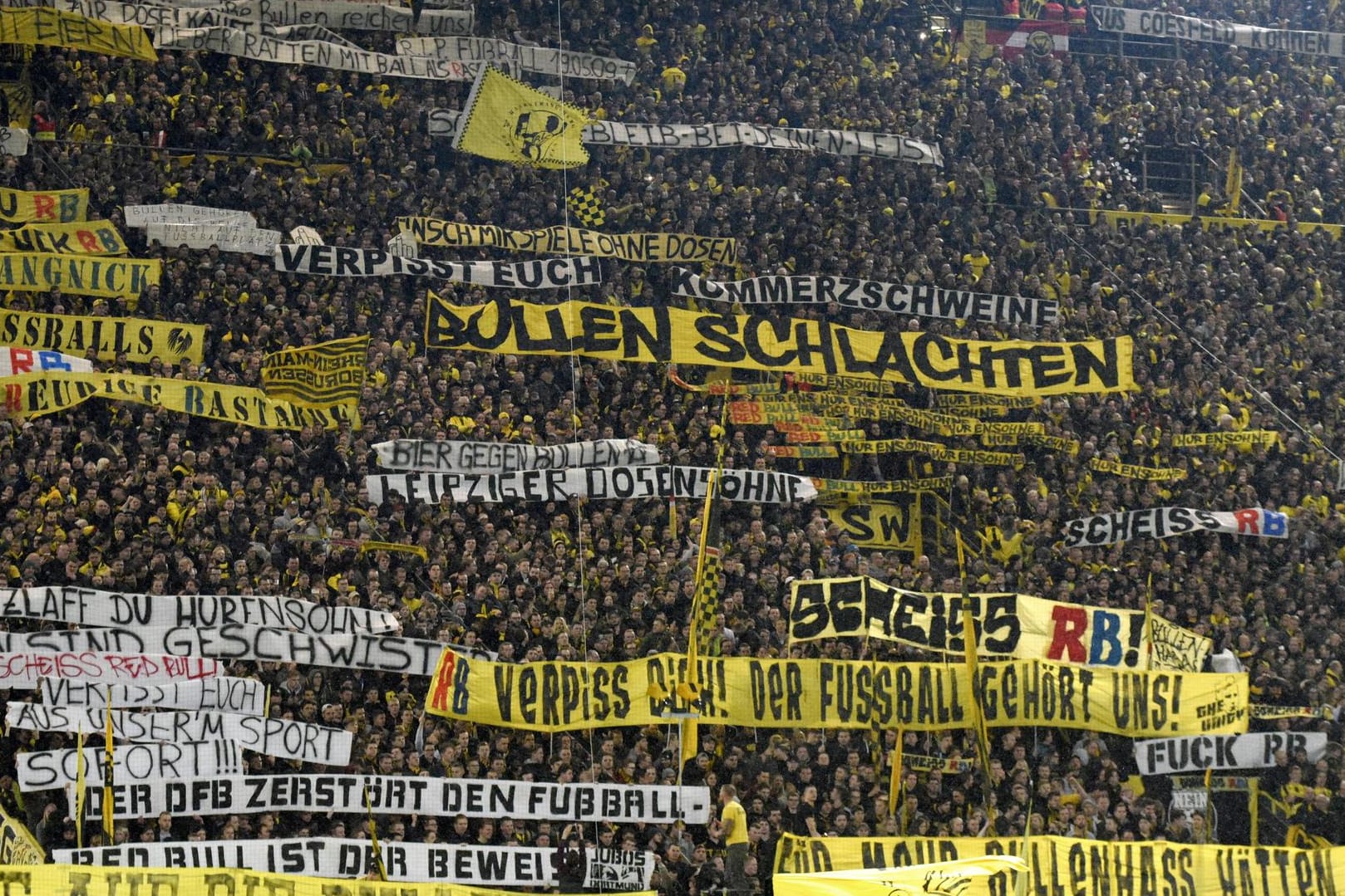 Dortmunder Fans zeigen auf der Südtribüne unzählige beleidigende Spruchbänder gegen RB Leipzig.