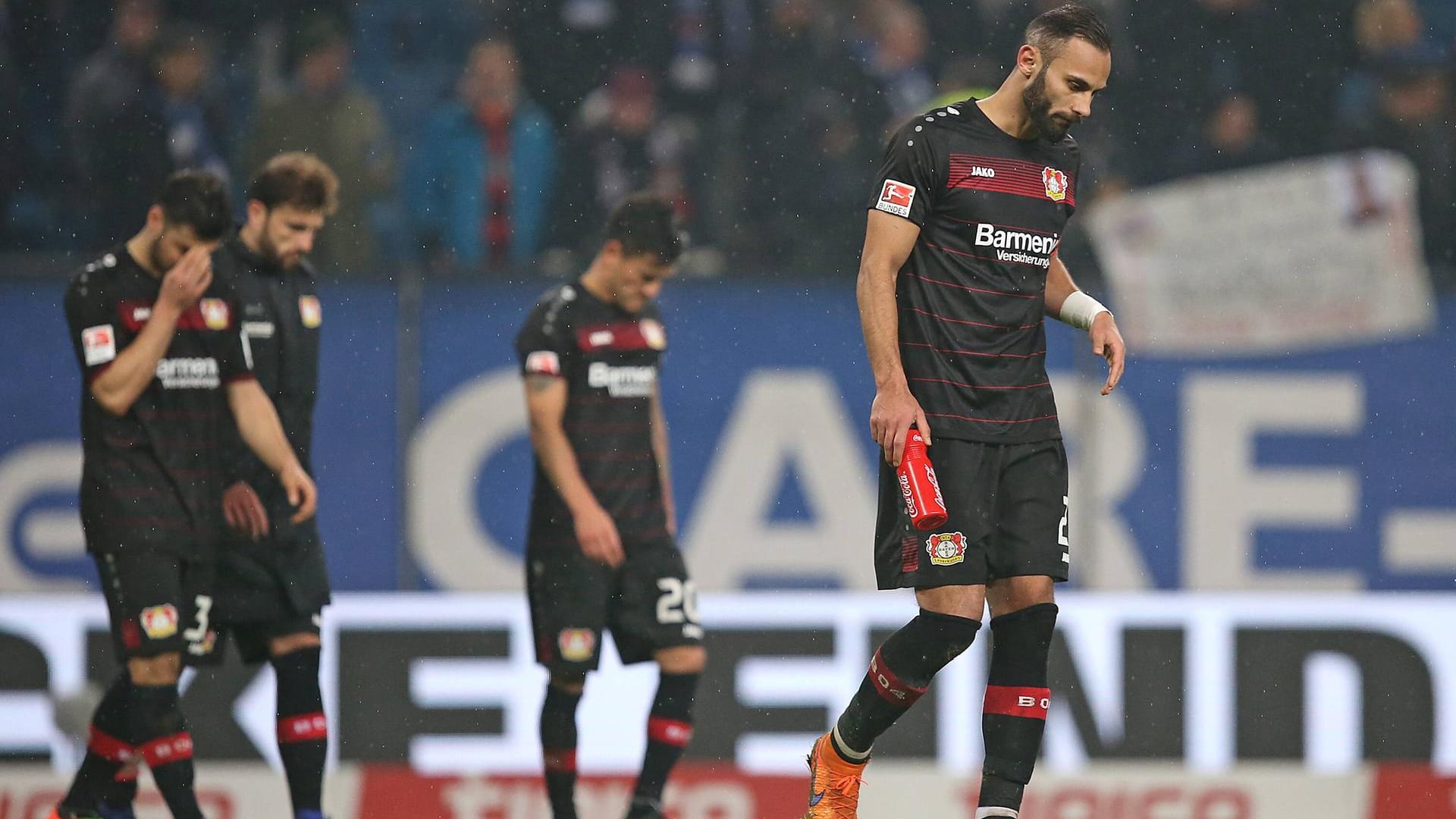 Die Lage in Leverkusen (vorn Ömer Toprak) ist kritisch. Die Lage in Leverkusen (vorn Ömer Toprak) ist kritisch.