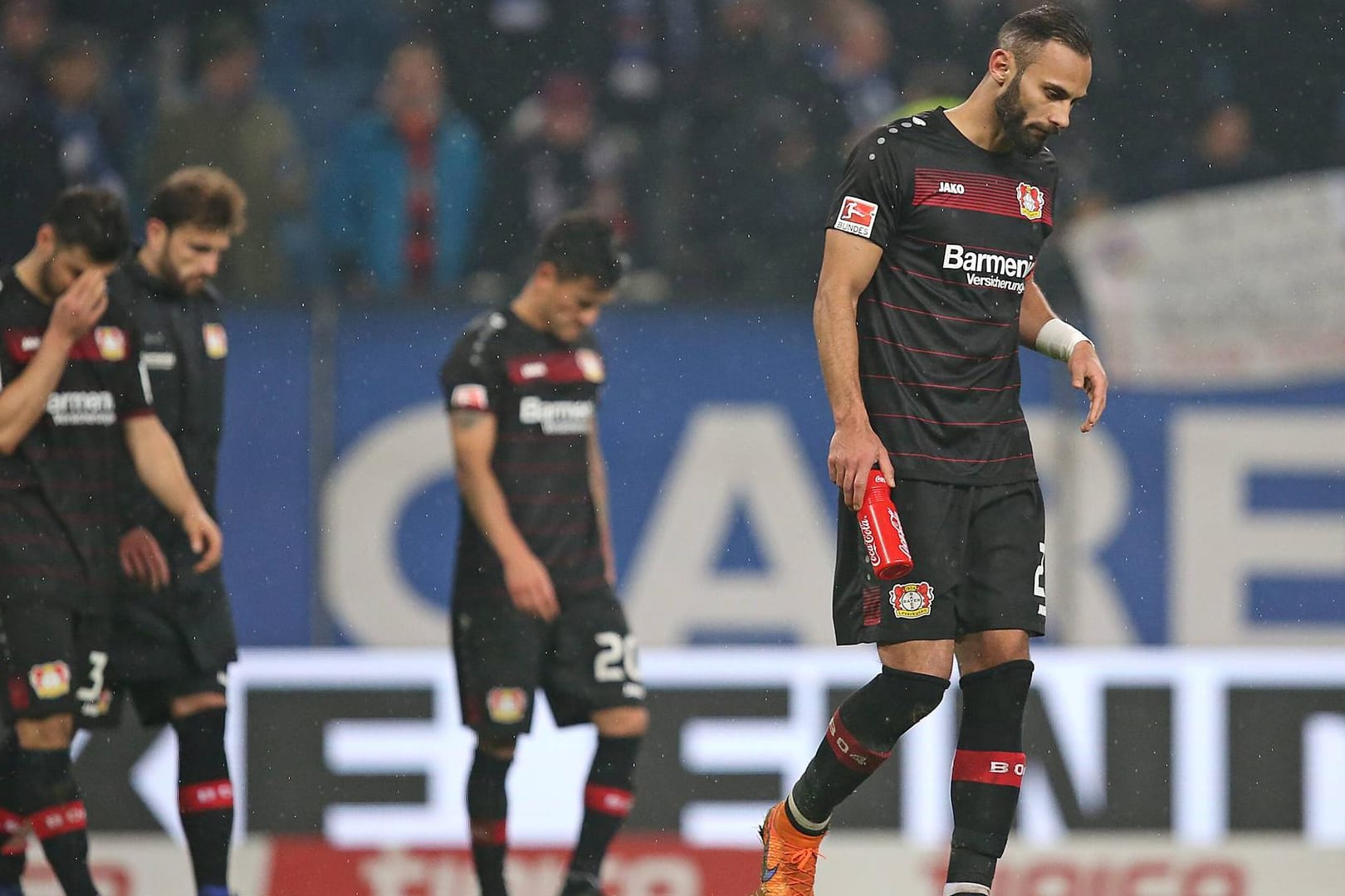 Die Lage in Leverkusen (vorn Ömer Toprak) ist kritisch.