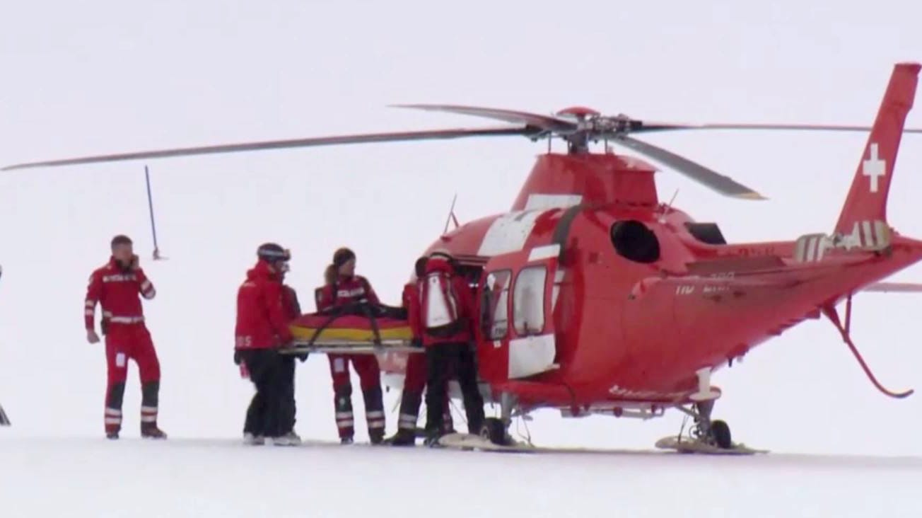 Lara Gut wird nach ihrem Sturz mit dem Hubschrauber abtransportiert.