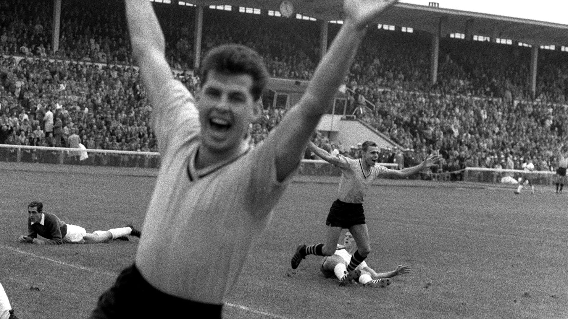 Vom ersten Tor der Bundesliga gibt es keine Fotoaufnahmen. Dafür vom Jubel: vorn Lothar Emmerich, rechts Torschütze Timo Konietzka. Vom ersten Tor der Bundesliga gibt es keine Fotoaufnahmen. Dafür vom Jubel: vorn Lothar Emmerich, rechts Torschütze Timo Konietzka.