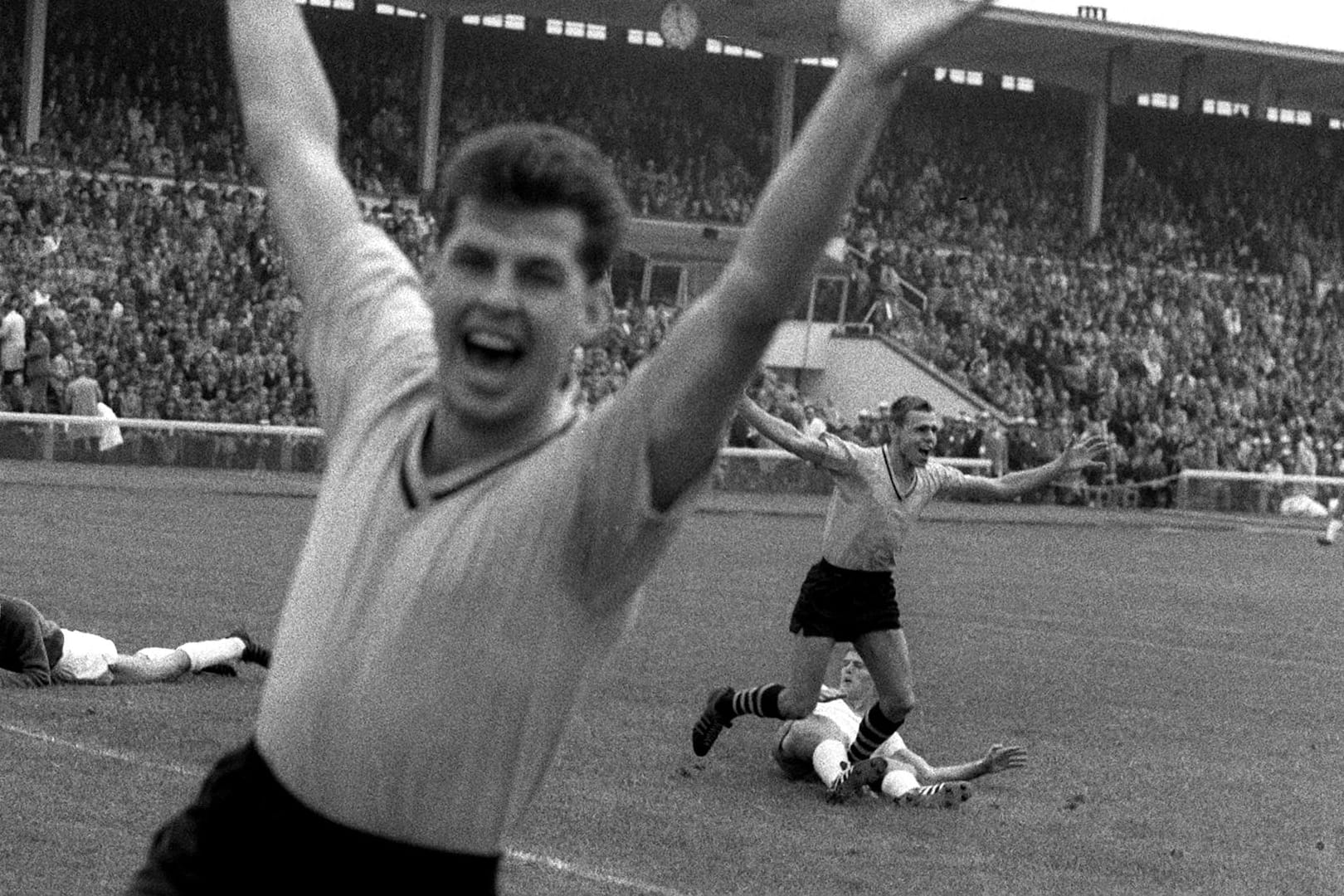 Vom ersten Tor der Bundesliga gibt es keine Fotoaufnahmen. Dafür vom Jubel: vorn Lothar Emmerich, rechts Torschütze Timo Konietzka.