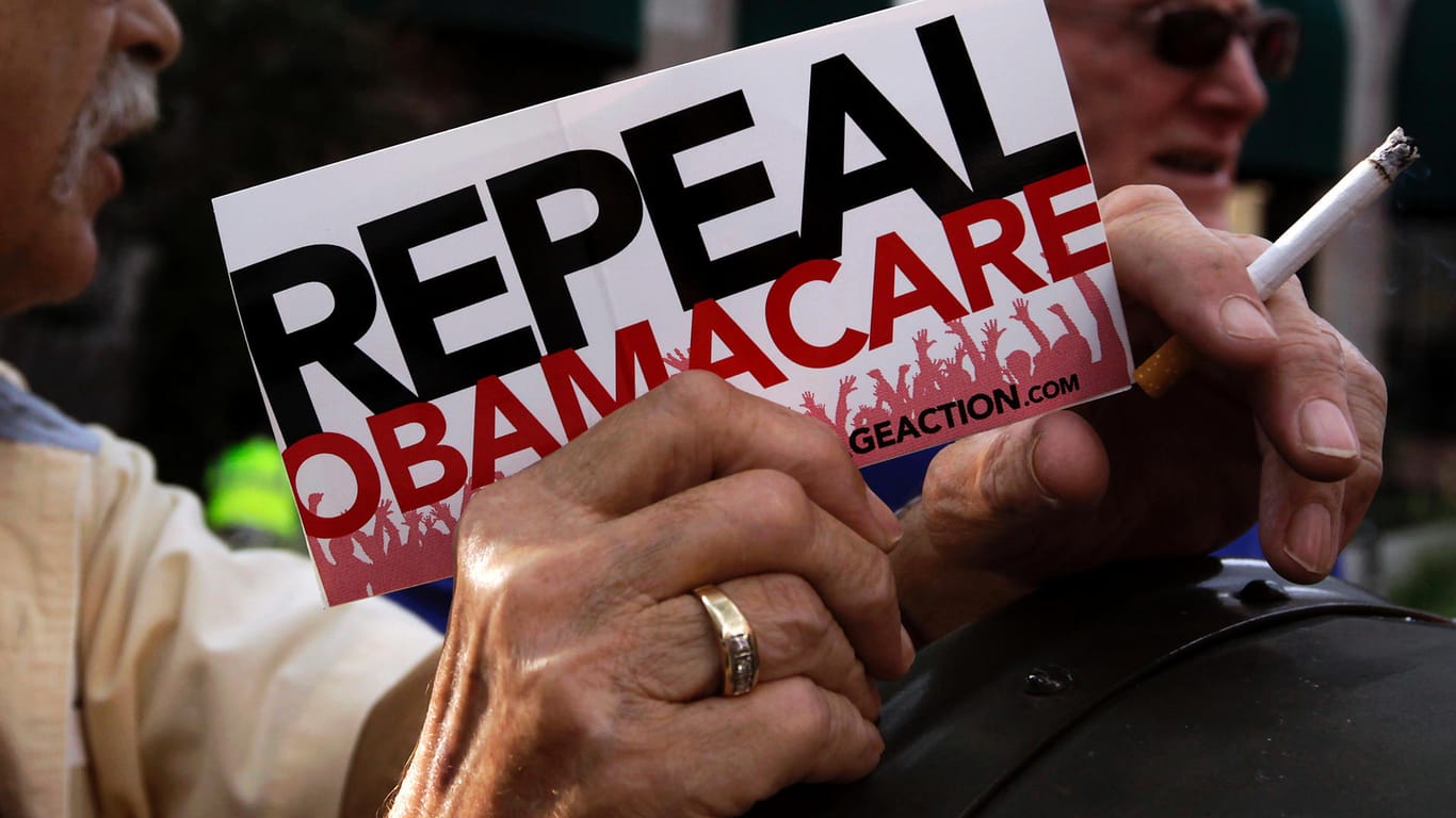 Ein Demonstrant in Indianapolis fordert die Abschaffung von Obamacare.