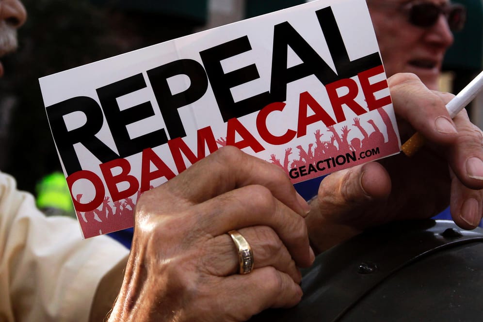 Ein Demonstrant in Indianapolis fordert die Abschaffung von Obamacare.