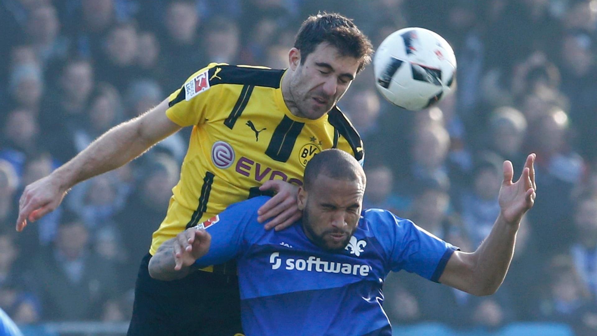 Darmstadts Terrence Boyd (unten) im Duell mit Dortmunds Sokratis Papastathopoulos.