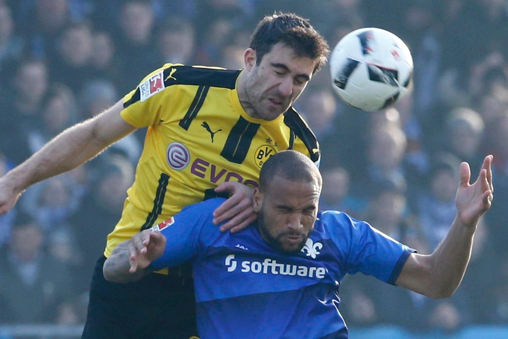 Darmstadts Terrence Boyd (unten) im Duell mit Dortmunds Sokratis Papastathopoulos.