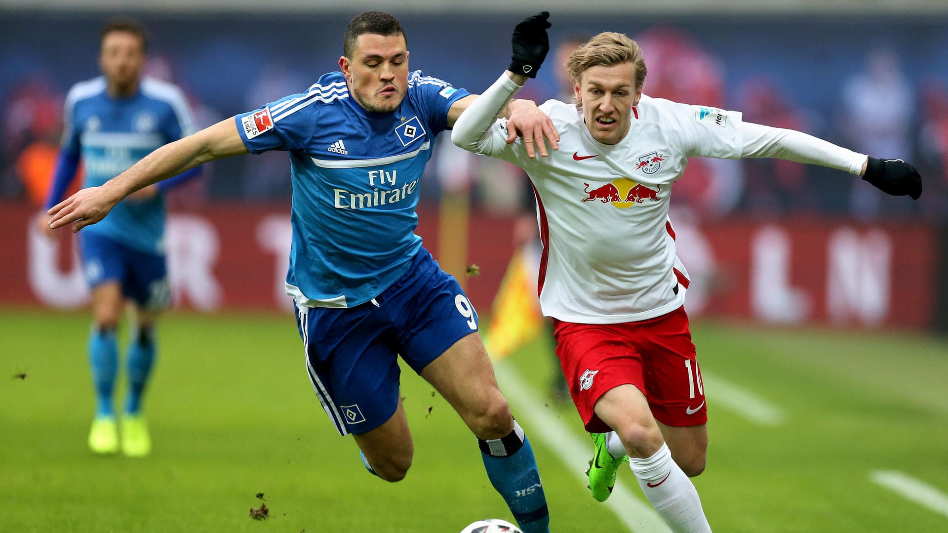 Hamburgs Kyriakos Papadopoulos (li.) und Leipzigs Emil Forsberg im Duell.