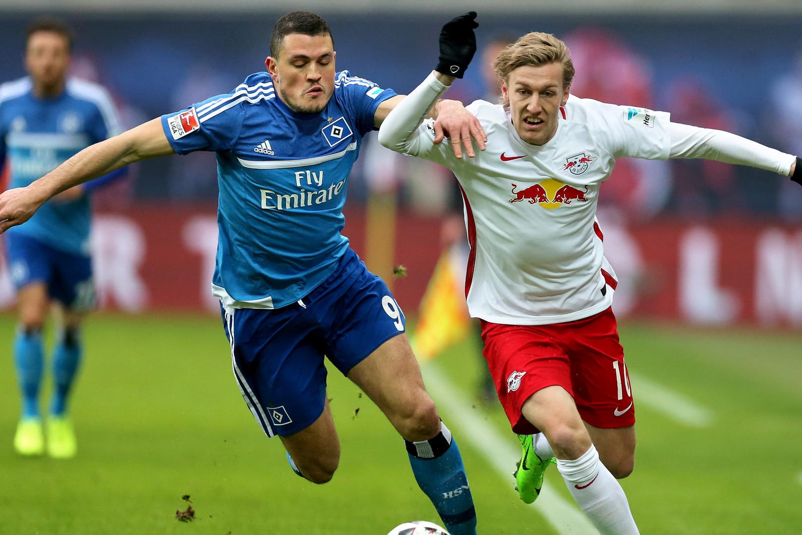 Hamburgs Kyriakos Papadopoulos (li.) und Leipzigs Emil Forsberg im Duell.