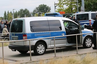 Die Polizei hat zwei Busse und einen Kleinbus mit mutmaßlichen BVB-Randalierern auf dem Weg zum Bundesligaspiel bei Darmstadt 98 gestoppt.