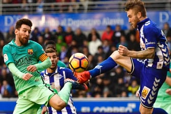 Barcelonas Lionel Messi (li.) im Zweikampf mit Alaves' Aleksandar Katal.