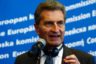 EU-Haushaltskommissar Günther Oettinger nennt drei mögliche Szenarien für den EU-Haushalt.