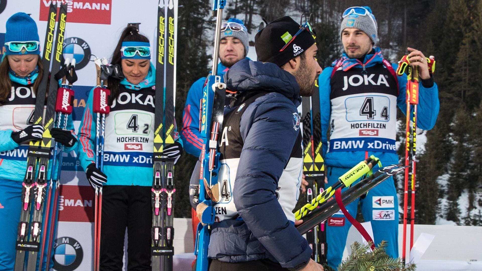 Martin Fourcade (vorne) verließ vorzeitig die Siegerehrung der Mixed-Staffel.