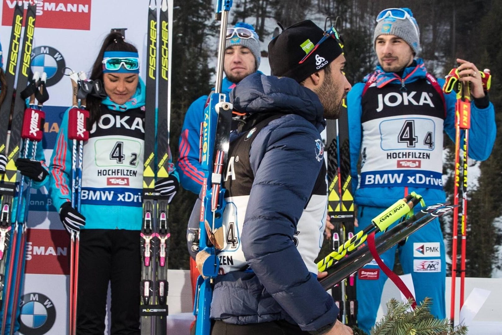 Martin Fourcade (vorne) verließ vorzeitig die Siegerehrung der Mixed-Staffel.