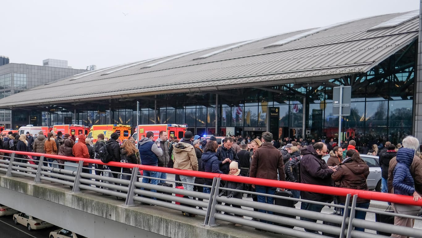 Reisegäste warten in Hamburg vor den Terminals des Helmut Schmidt Airports.