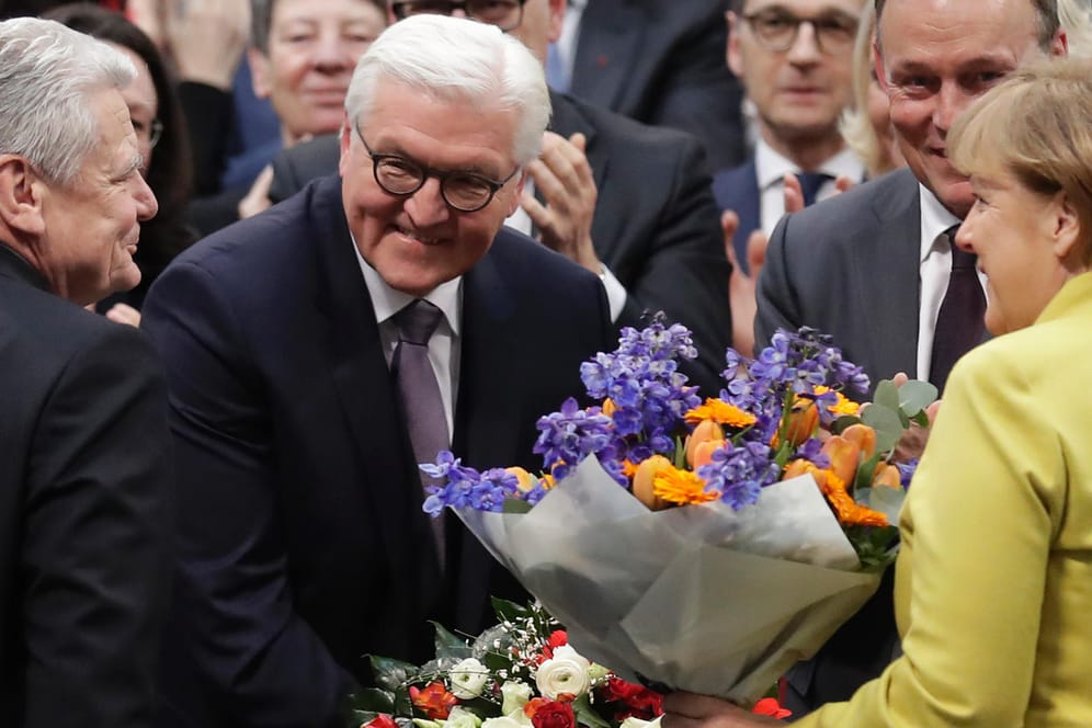 Noch-Bundespräsident Gauck und Kanzlerin Merkel gratulieren dem neugewählten Bundespräsidenten Steinmeier.