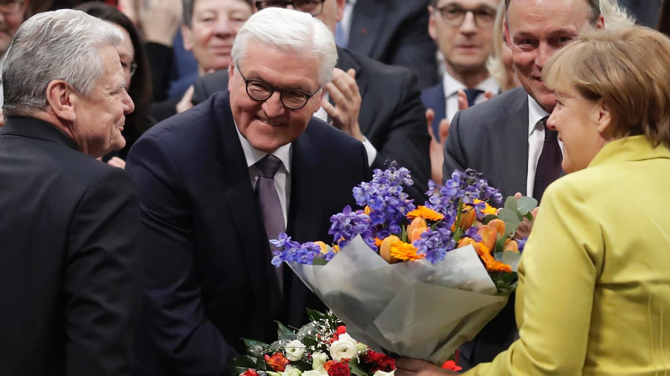 Noch-Bundespräsident Gauck und Kanzlerin Merkel gratulieren dem neugewählten Bundespräsidenten Steinmeier.
