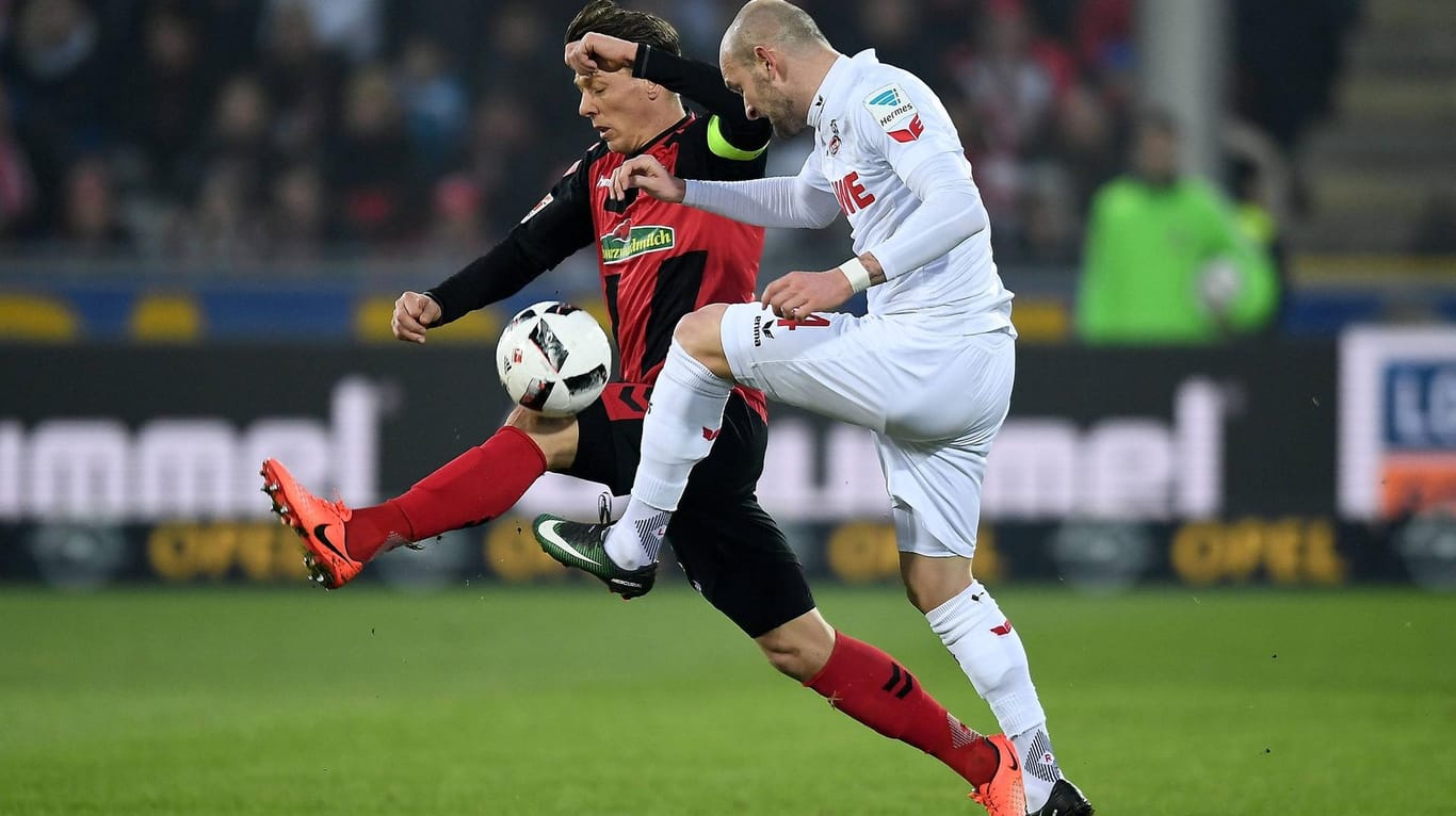 Zweikampfverhalten: Der Freiburger Mike Frantz (links) kämpft mit Konstantin Rausch vom 1. FC Köln um den Ball.