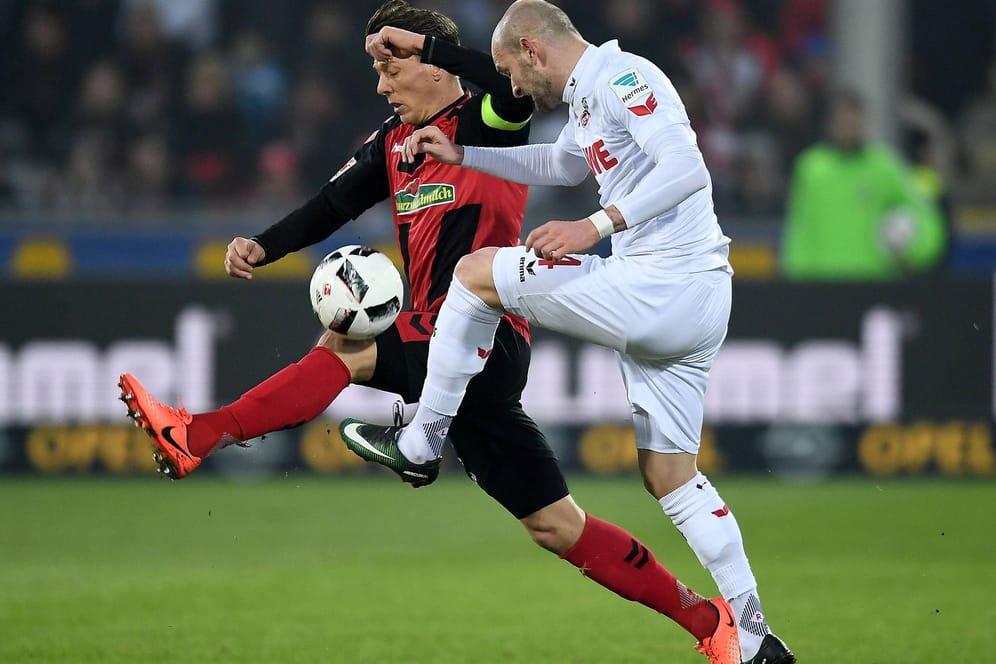 Zweikampfverhalten: Der Freiburger Mike Frantz (links) kämpft mit Konstantin Rausch vom 1. FC Köln um den Ball.