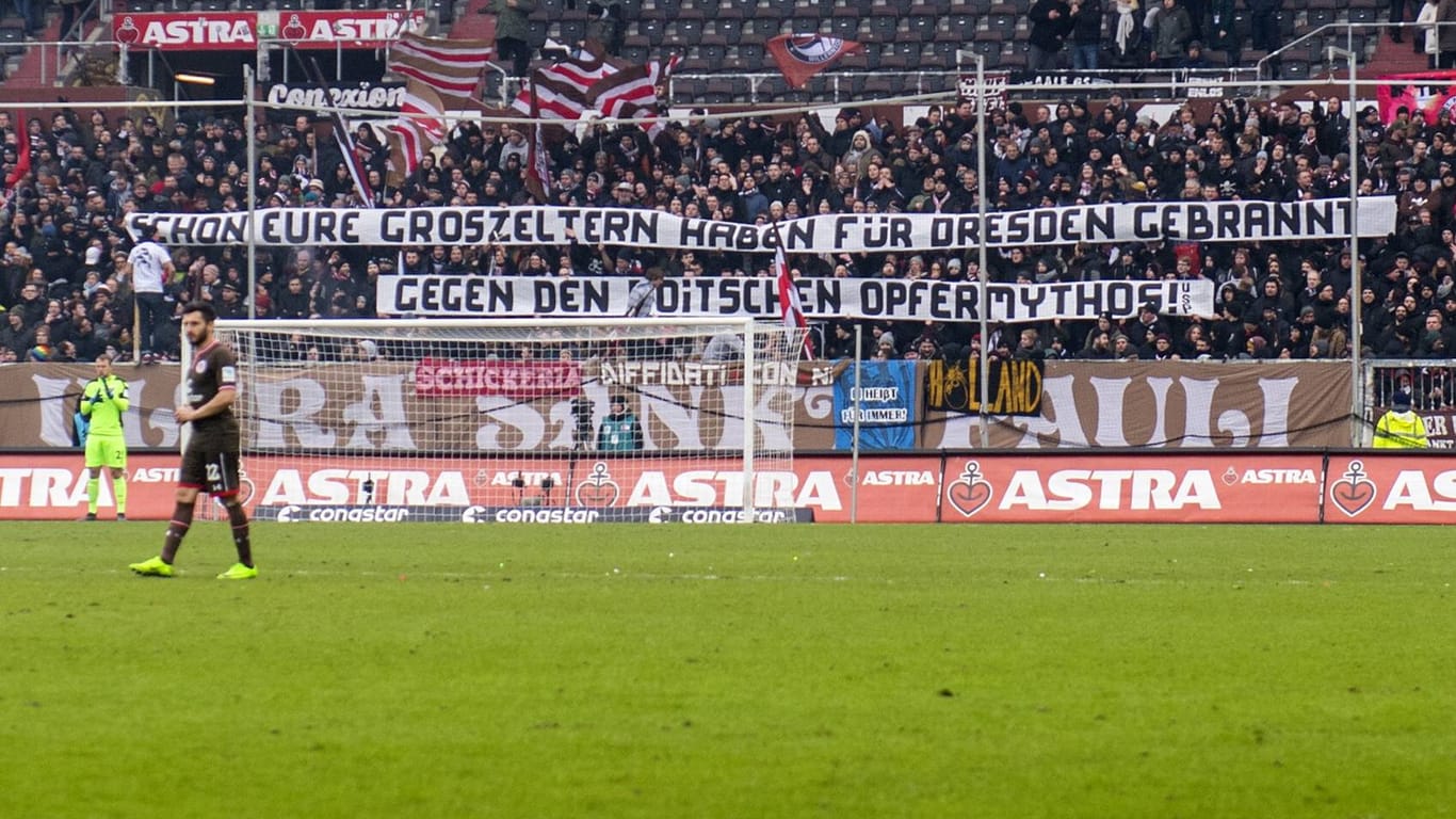 St. Pauli Fans mit einem Banner: "Schon Eure Großeltern haben für Dresden gebrannt! Gegen den idiotischen Opfermythos"