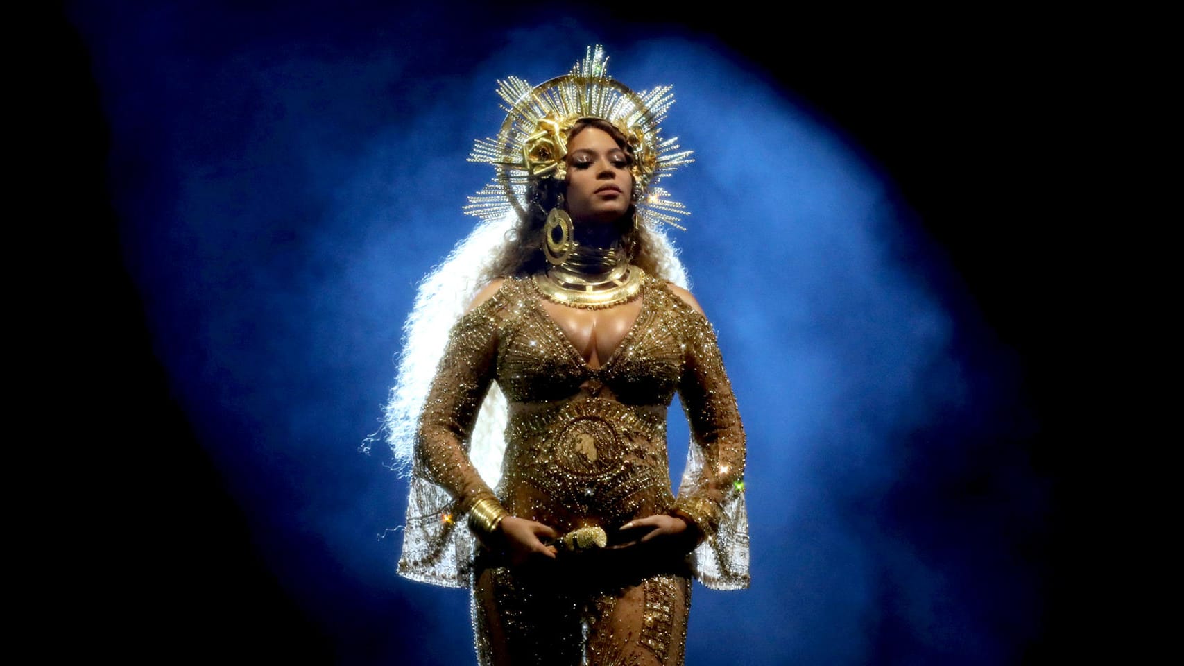 Beyoncé als goldene Göttin bei der 59. Verleihung der Grammy Awards im Staples Center auf. Beyoncé als goldene Göttin bei der 59. Verleihung der Grammy Awards im Staples Center auf.