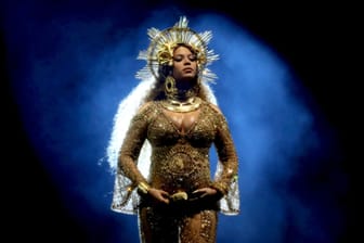 Beyoncé als goldene Göttin bei der 59. Verleihung der Grammy Awards im Staples Center auf.