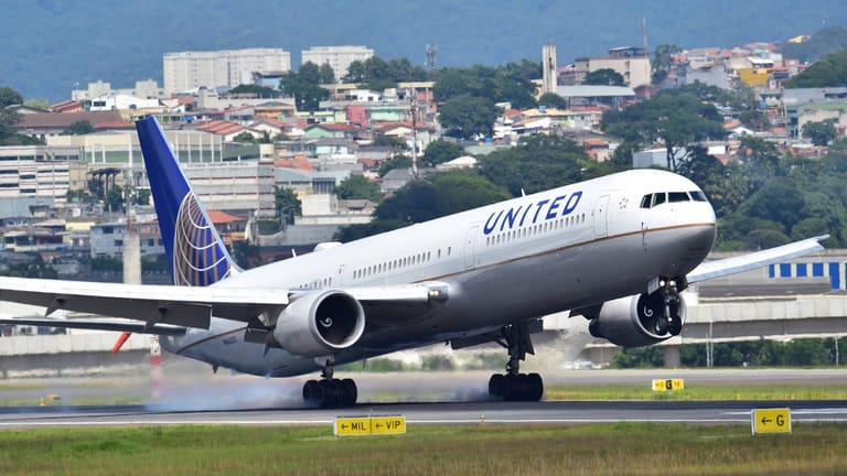 Bevor die Maschine der United Airlines starten konnte, musste erst die seltsame Pilotin ersetzt werden. (Symbolbild)