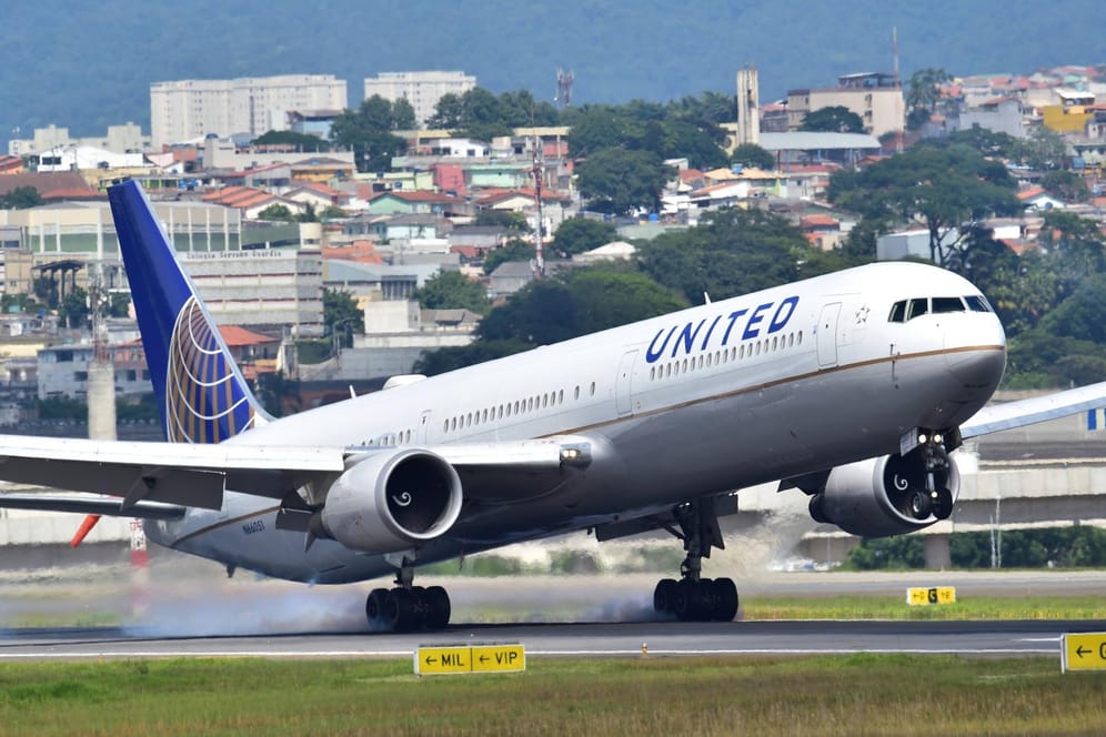 Bevor die Maschine der United Airlines starten konnte, musste erst die seltsame Pilotin ersetzt werden. (Symbolbild)