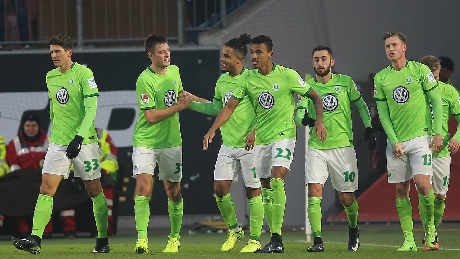 Bei teuren Spielern wie Yannick Gerhardt (re., kam für 13 Millionen Euro) oder Yunus Malli (2.v.re., 12 Mio.) muss sich der VfL wohl bald einschränken.