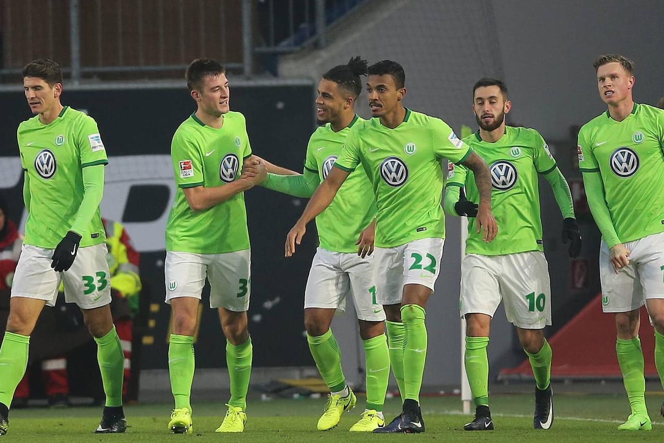 Bei teuren Spielern wie Yannick Gerhardt (re., kam für 13 Millionen Euro) oder Yunus Malli (2.v.re., 12 Mio.) muss sich der VfL wohl bald einschränken.