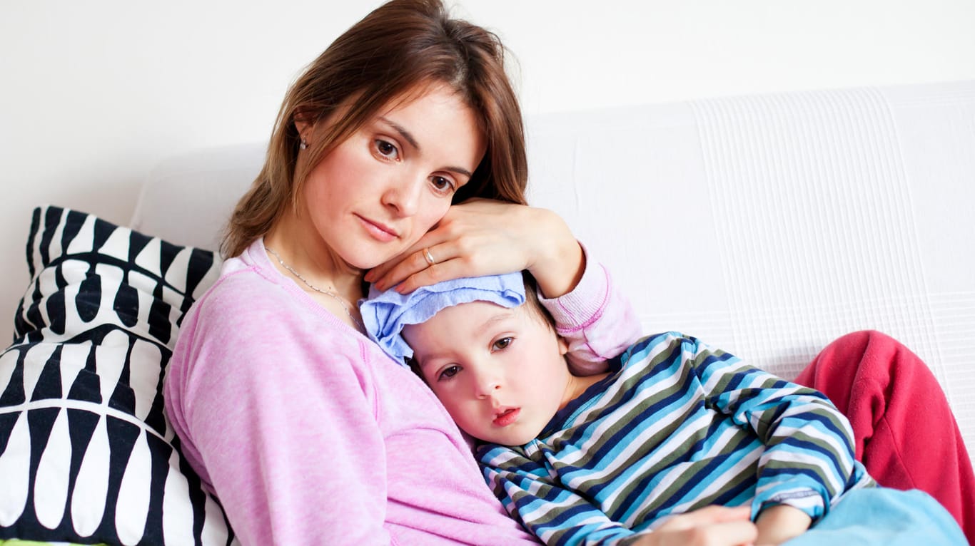Eine Frau hält ihr Kind im Arm: Wenn Männer krank werden, fallen sie in kindliche Verhaltensmuster zurück und möchten umsorgt werden.