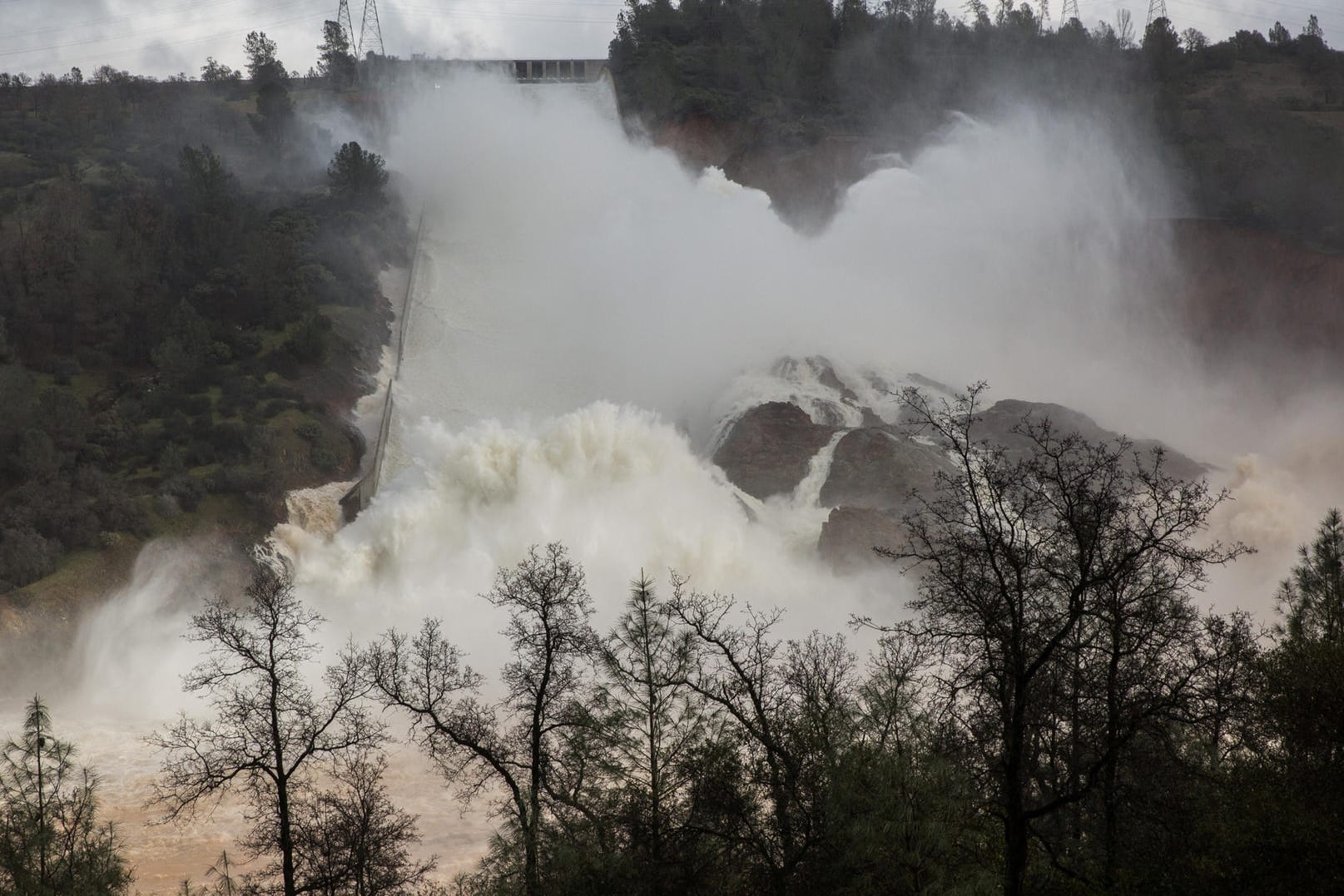 Erosionsschäden an den Hügeln nahes des Oroville-Damms in Kalifornien.