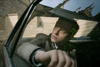 Lockhart (Dane DeHaan) sieht beim Verlassen der Kurklinik eine geheimnisvolle junge Frau (Mia Goth).