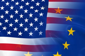 Die Flaggen der USA und der EU.