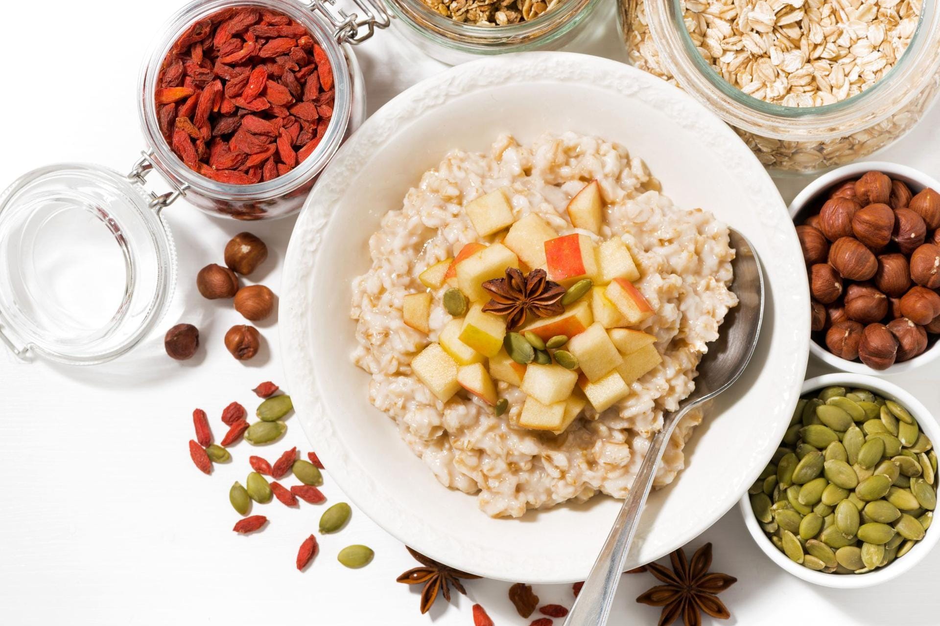 Porridge mit frischen Früchten und Sternanis.