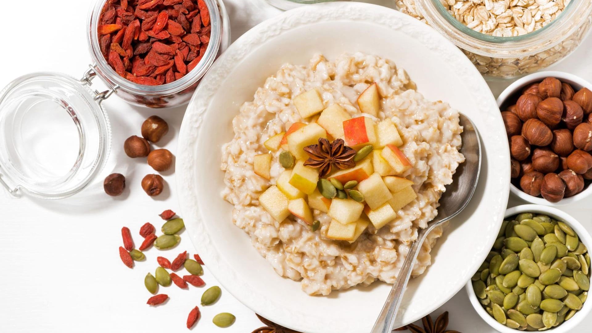 Porridge mit frischen Früchten und Sternanis.