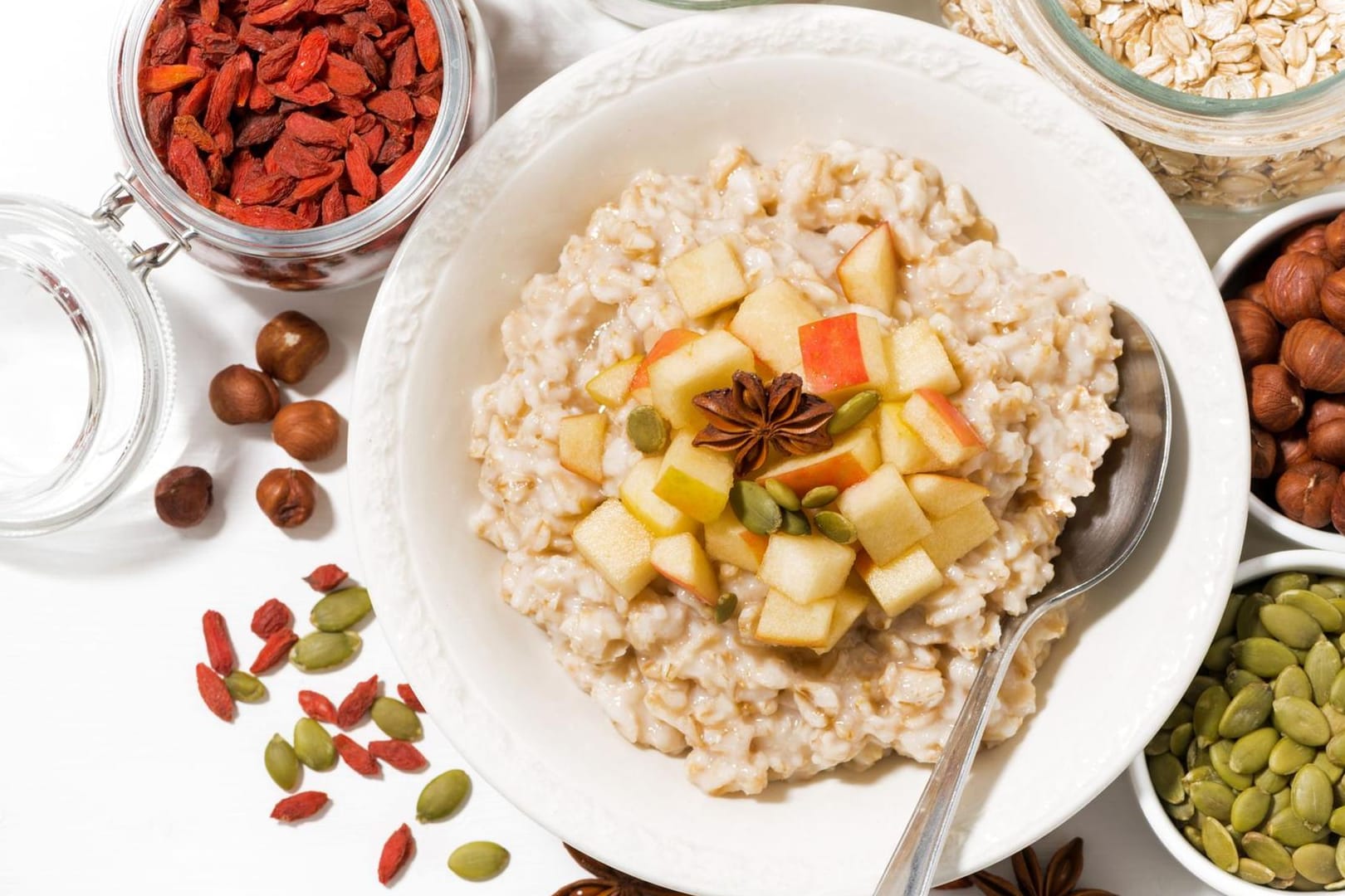 Porridge mit frischen Früchten und Sternanis.