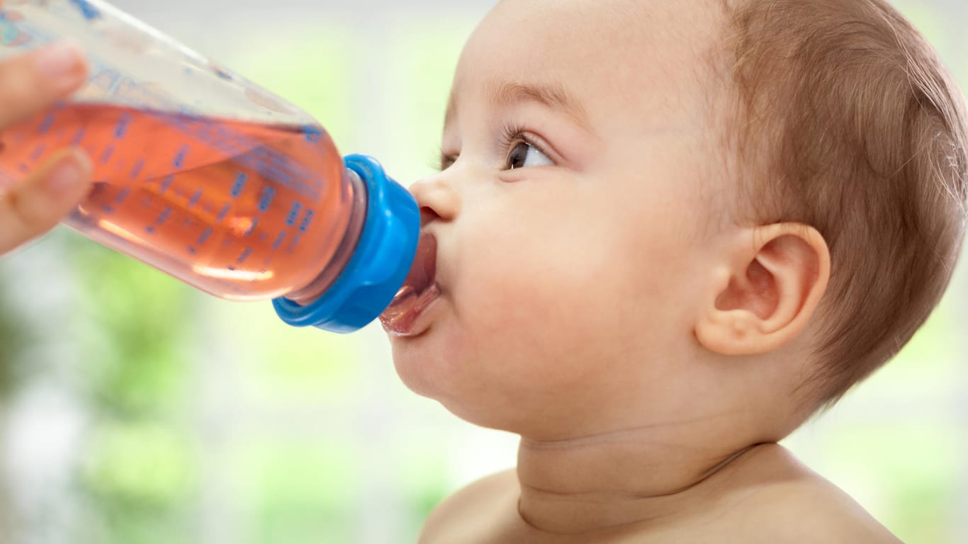 Kräuertee kann mit Pflanzengiften belastet sein. Das ist besonders für Babys und Kleinkinder ein Gesundheitsrisiko.