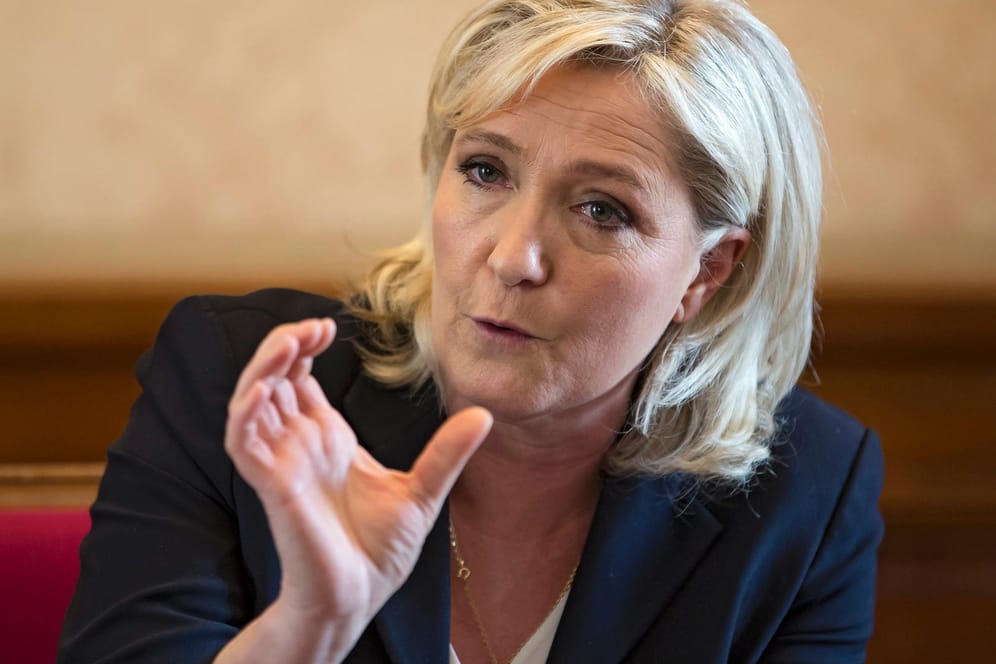 Marine Le Pen, die Vorsitzende der französischen Partei Front National, bei einer Pressekonferenz im französischen Parlament.