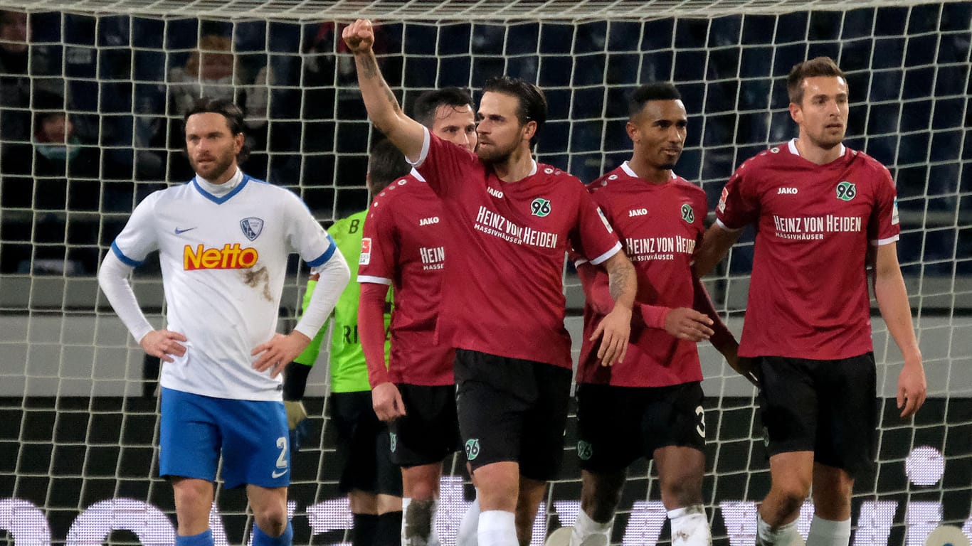 In Jubelpose: Martin Harnik (Mitte) freut sich über seinen ersten Treffer für Hannover 96 im Spiel gegen den VfL Bochum.