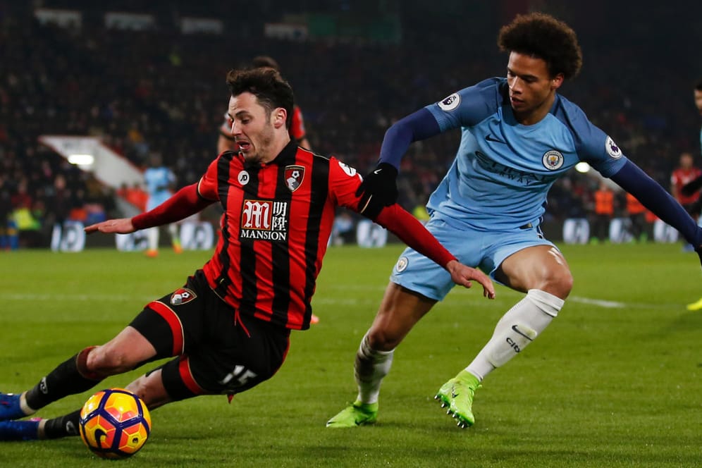 Macnhester Citys Leroy Sané (re.) im Zweikampf mit Bournemouths Adam Smith.